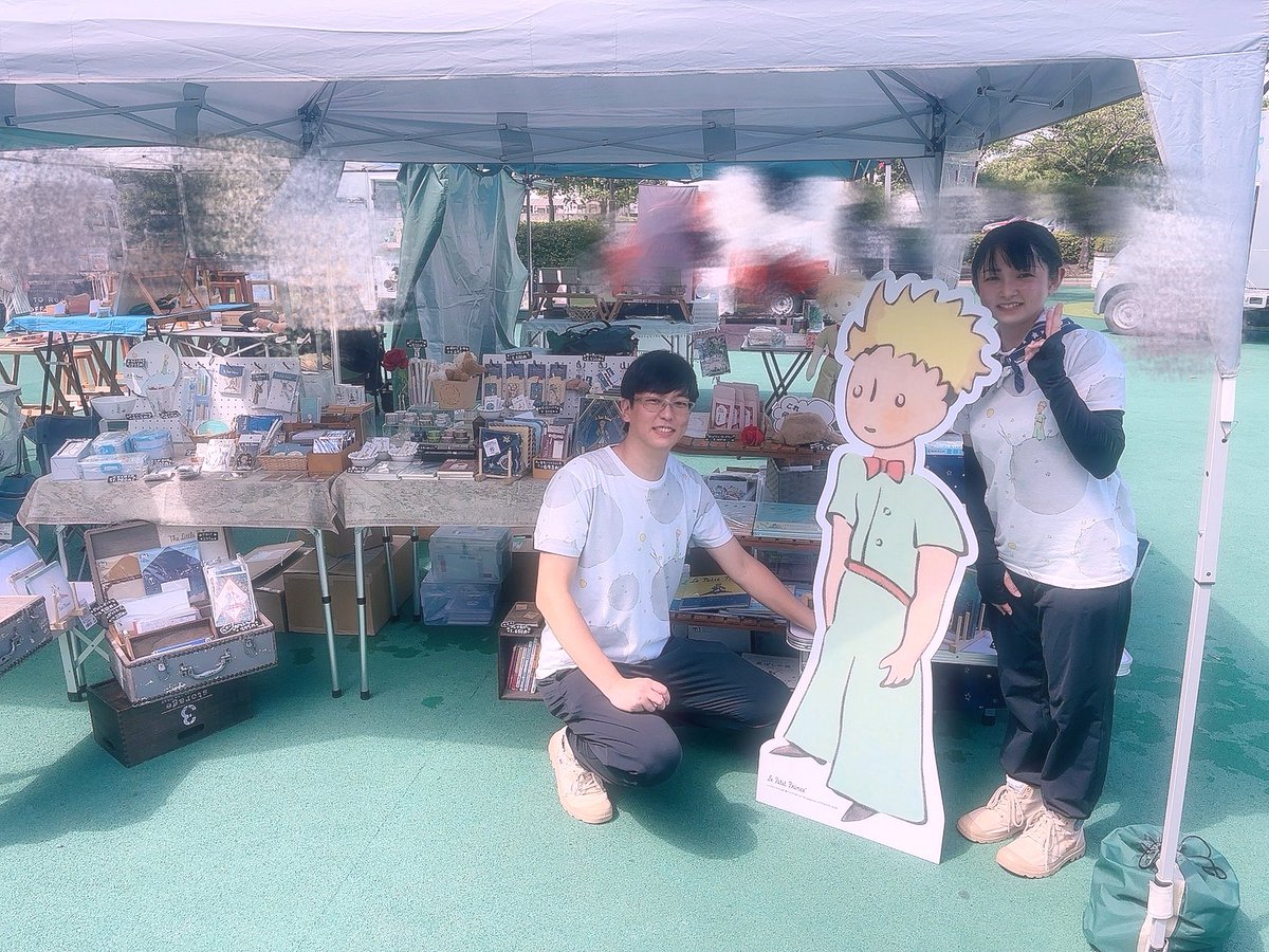 Se2na_V's tweet photo. 神奈川県の小田原で開催している
ダイナマルシェというイベントに行ってきました!
以前配信で紹介させて頂いた
#星の王子さま や #サン・テグジュペリ 関連を扱っている
かつて星の王子さまミュージアムで働いていた方々が運営している
Librairie(リブレリ)B612様( #LibrairieB612 )にやっとご挨拶できました😭
色々なお話しもできましたし、普通に本屋さんには置いていない本は勿論
雑貨も沢山ありました。
雪那はお迎えしなかったんだけど(紅茶そんなに飲めなくて)
ローズティーがオススメなので🌹
もし近くに住んでる方とか
この場所知ってる方は是非✨
(今日しかやってないみたいなので早めの宣伝)
ショッピングモール?も近くにあるので楽しめそうですよっ
※お写真掲載許可頂いております