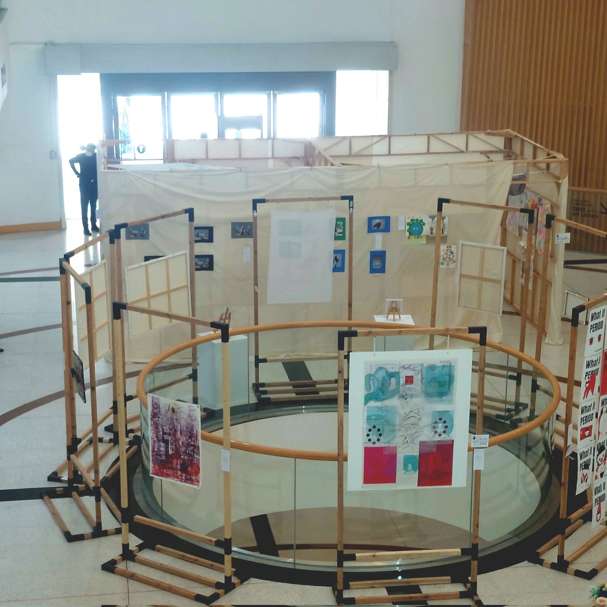 JustaimXIII_ART's tweet image. เลือดเดือนเรื่องของใคร🩸
📍หอศิลป์ 

ขอบคุณคุณเอชที่พางานของเอมมาวางเอาไว้ในพื้นที่อันงดงามนี้นะคะ เมล็ดพันธ์ของพวกเราจะเติบใหญ่และคงอยู่นานเท่านาน @hcoupdetat