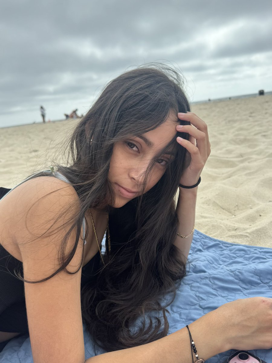 sebasfonziaOF's tweet photo. beach day with my handler 🩷
#beach #twinkhandler jkjk https://t.co/3N95h4xBDB