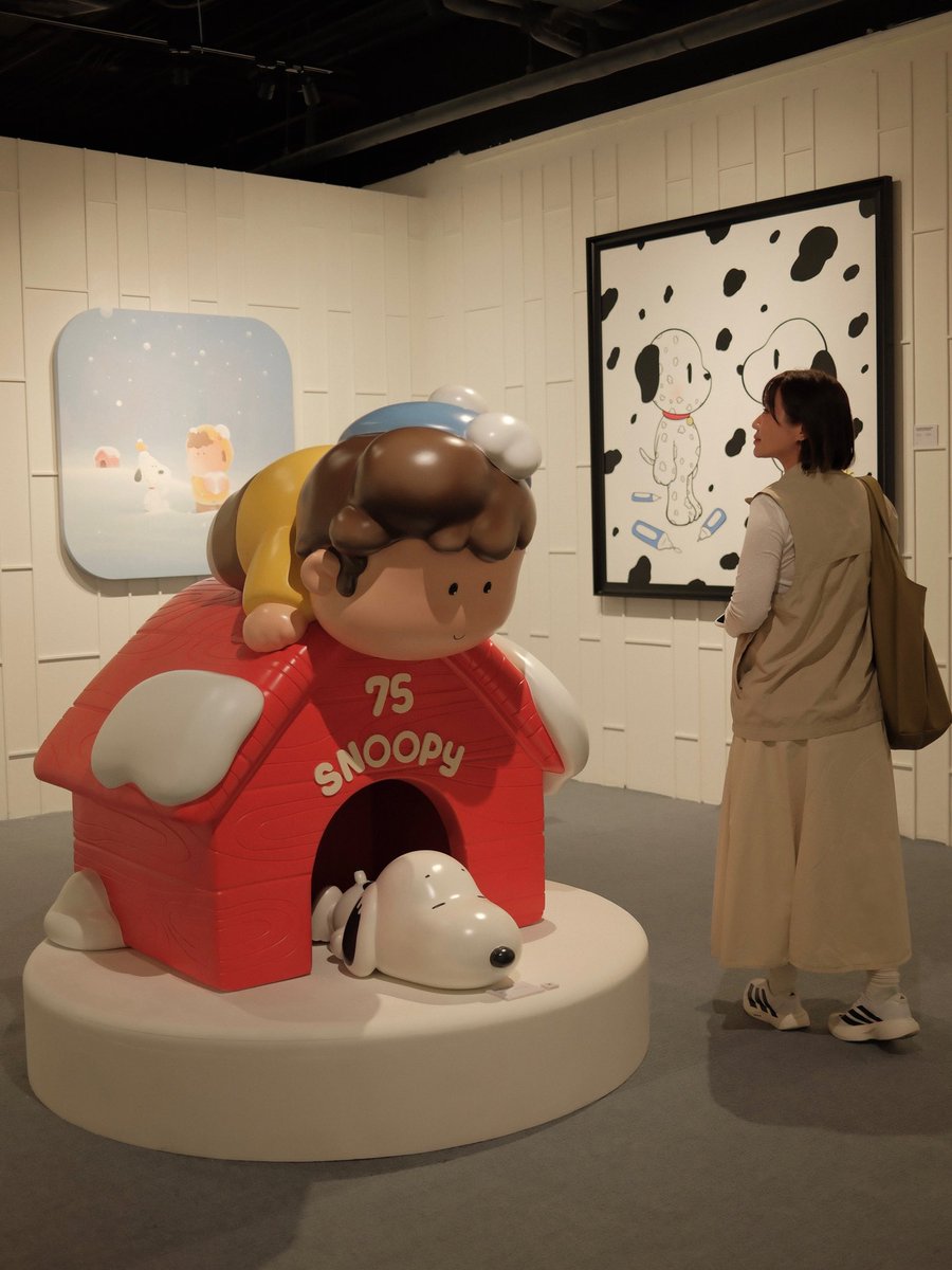 ununfah's tweet photo. แฟน Snoopy ต้องห้ามพลาด ✨🥹 กับนิทรรศการ “How Do You Do, Snoopy? 75 Years: A Journey of Friendship Through Art”  เป็นการเฉลิมฉลองครบรอบ 75 ปีของ Peanuts ที่มาพร้อมกับเจ้าหมาน้อย Snoopy และคาแรคเตอร์สุดน่ารักมากมายขวัญใจแฟน ๆ ทั่วโลก 
นิทรรศการครั้งนี้จะพาทุกคนไปสำรวจเรื่องราวของมิตรภาพ และเสน่ห์ของ Snoopy และผองเพื่อนในมุมมองใหม่ ผ่านสายตาศิลปินทั้งจากประเทศไทยและศิลปินนานาชาติ กับ 4 โซนจัดแสดงหลักที่รวบรวมผลงานจากศิลปินกว่า 25 คน 

📍River City Bangkok ชั้น2 Galleria1-2 
🗓️until 7 Dec 2025
🕕 10.00-20.00
🎫 กดซื้อตั๋วเข้างานทางนี้ได้เลย👇🏻
Adult: 450.-
Student: 350.-
https://t.co/sLKkwAPloB