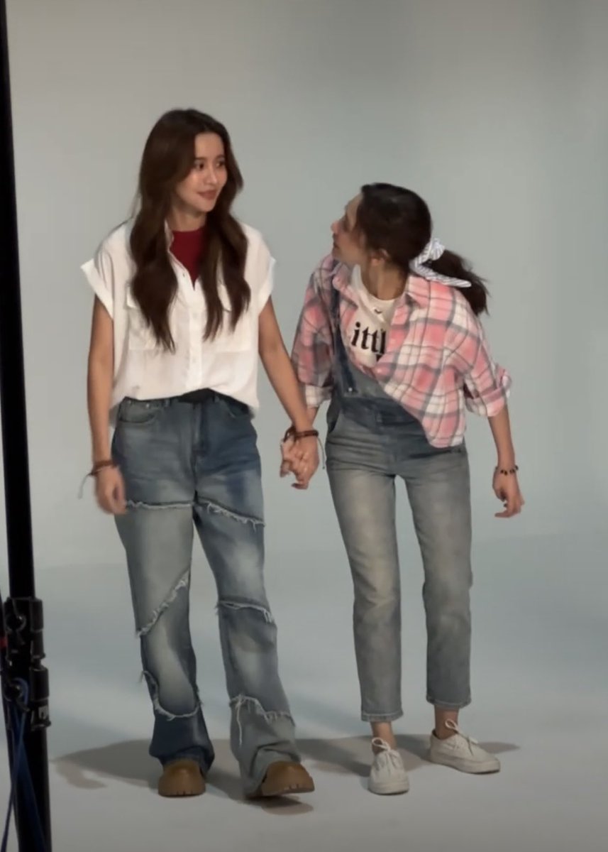TrendFor_NNN's tweet photo. โอเคค่ะ ผีในสตูดิโอไม่ต้องผลักแล้ว เพราะน่าจะลื่นกันไปแล้ว 

@Milinyahhhh @lookmaewmiaow 

NAMNEUNGNOEY FITTING THE FIRE
#ฟิตติ้งโซ่รักอัคนี
#NamneungNoey 
#น้ำหนึ่งเนย https://t.co/o0adopdueE