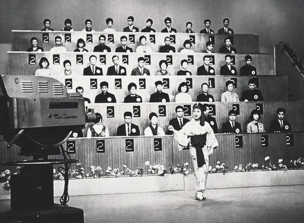 rakuhaku1853's tweet image. 50名という大人数が出場したクイズ番組に｢これがクイズだ｣(#日本テレビ、1965～1966)がある。
毎週３択の問題が12問出題され、全問正解者を出すルール。全問正解者が50名になったら「チャンピオン大会」を行った。
解答者が大人数なのは、｢#地上最大のクイズ｣(#フジテレビ、1962～1965)の影響か。