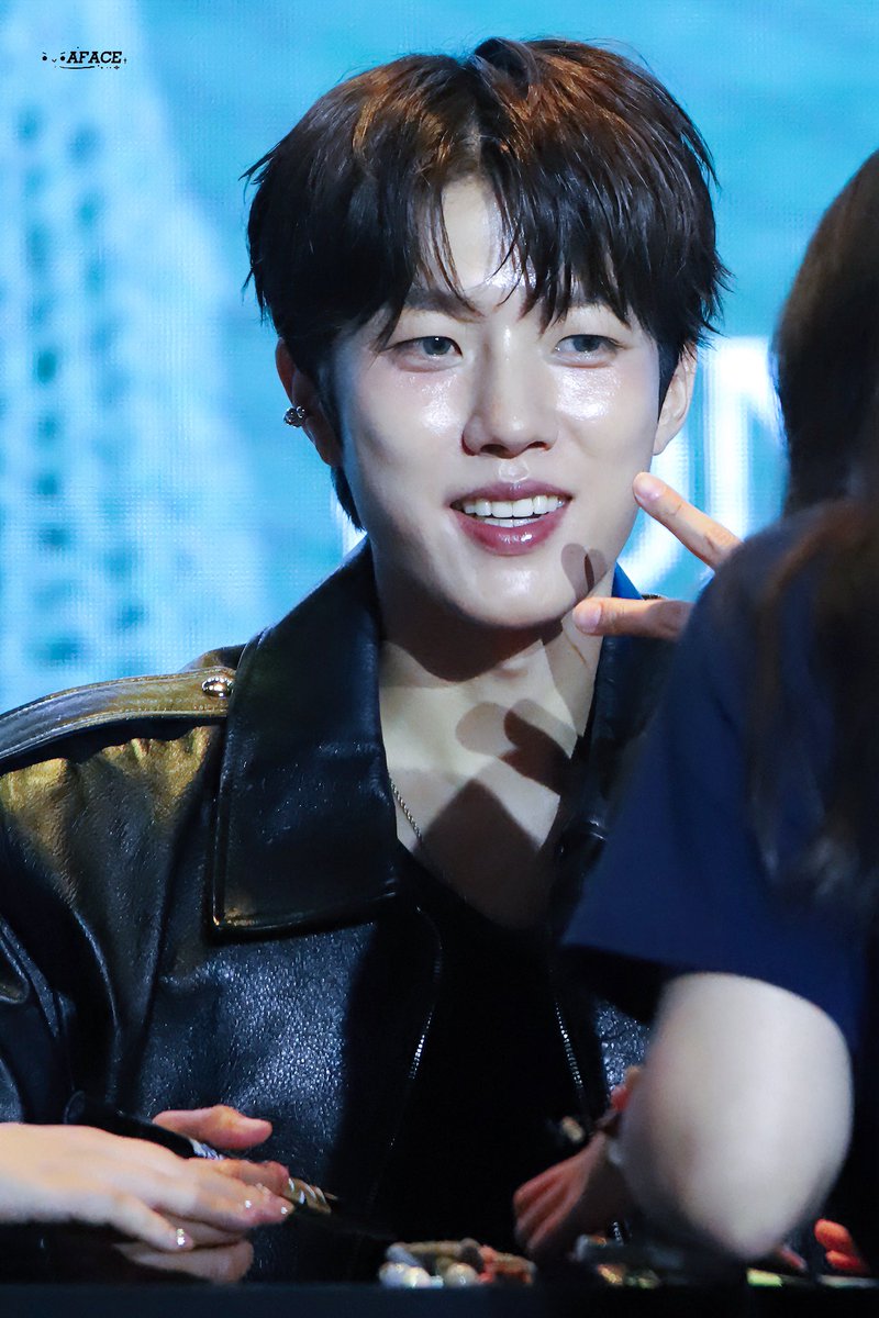 afacetoinfinite's tweet photo. 250831 광저우 생일 파티 성열

���️

#인피니트 #이성열 #INFINITE
#성열 #infinite #LEESUNGYEOL https://t.co/hAZK4Umn7K