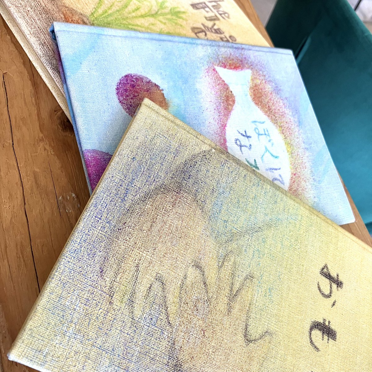 MOGMOG (@mogmog_ksb) on Twitter photo 9月6日(土)  12時-20時
やっほー🍙
いとうちかさんの絵本原画展
「めぐる  めぐる」
見る人を温かい気持ちにしてくれる
そんなちかさんの展示は本日最終日!
「めぐる  めぐる」の他にも
ご自身で製本された世界に一冊の絵本もあわせてご覧ください📚
本日も20時までお待ちしております! 9月6日(土)  12時-20時
やっほー🍙
いとうちかさんの絵本原画展
「めぐる  めぐる」
見る人を温かい気持ちにしてくれる
そんなちかさんの展示は本日最終日!
「めぐる  めぐる」の他にも
ご自身で製本された世界に一冊の絵本もあわせてご覧ください📚
本日も20時までお待ちしております!