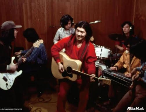 2025年9月13日、NHK Eテレ「POP　大滝詠一　幸せな結末」放送決定。先日上映会が開かれた76年のスタジオライブ映像や未公開のインタビュー、自筆メモ、松本隆さんや鈴木茂さん、上原裕さんらの証言で大滝さんが目指した究極のPOPSに迫る。「幸せな結末」の創作過程を記録した37時間の音源も初公開。