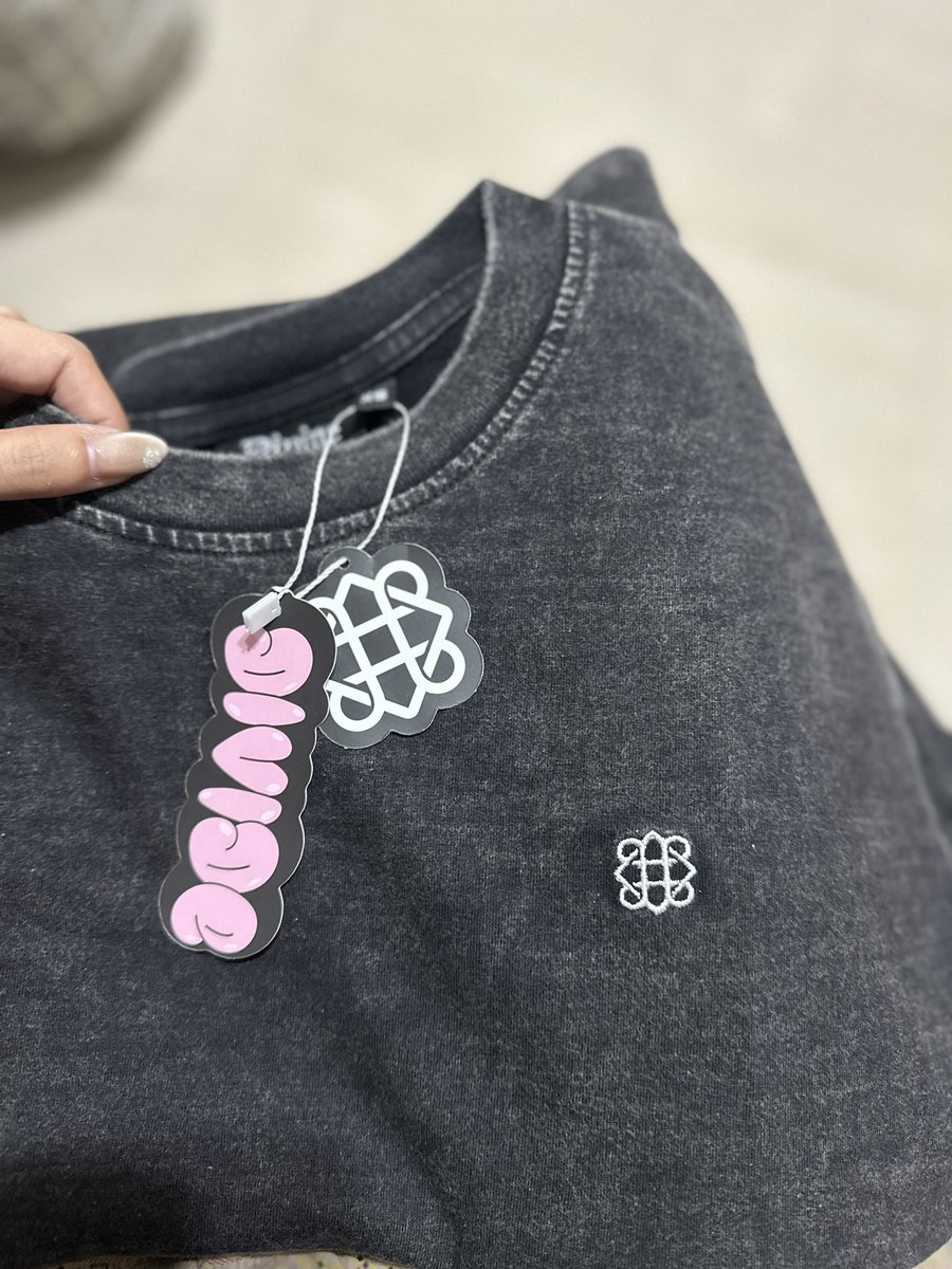 GMNThe0ne's tweet photo. We don’t talk enough about how good quality @DIVINEByGemini products are!! Like this Oversized Tee same as Baby tee, the cloth is soo soft truly 100% cotton. Logo is also embroidered! Plus the print at the back is+
#DivineOfficial
#PleaseDisturbCollection
#Gemini_NT #เจมีไนน์ https://t.co/TjUi2rp6Bx