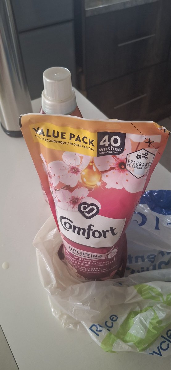 I bought this fabric softener (3 for  R120 sale)at click on the 20th August.This morning,when doing washing, I found out ku this is the only one that's left. I called a family meeting asking what happened. My son(16) told me that he uses it to rinse himself after bathing.😭😭😭