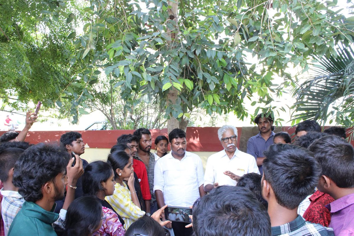 V Srinivasarao (@vsrcpm) on Twitter photo విద్యార్థిరంగ సమస్యల పరిష్కారం కోసం 'ఛలో విజయవాడ' కార్యక్రమం పిలుపులో భాగంగా విజయవాడ ధర్నా చౌక్ లో పోలీసుల నిర్బంధంలో గాయాలపాలై, అరెస్టు చేసి పోలీస్ స్టేషన్ కు తరలించిన విద్యార్థినీ, విద్యార్థులను పరామర్శిస్తూ...<a href="/naralokesh/">Lokesh Nara</a> విద్యార్థిరంగ సమస్యల పరిష్కారం కోసం 'ఛలో విజయవాడ' కార్యక్రమం పిలుపులో భాగంగా విజయవాడ ధర్నా చౌక్ లో పోలీసుల నిర్బంధంలో గాయాలపాలై, అరెస్టు చేసి పోలీస్ స్టేషన్ కు తరలించిన విద్యార్థినీ, విద్యార్థులను పరామర్శిస్తూ...<a href="/naralokesh/">Lokesh Nara</a>