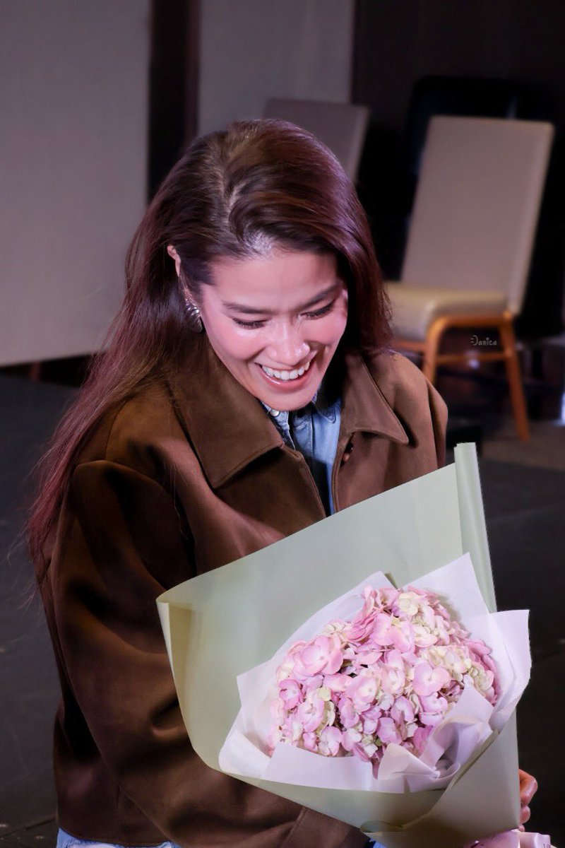 ไม่รู้ว่าต้องโตท่ามกลางหมู่ดอกไม้มากมายขนาดไหน เธอจึงได้ครอบครองรอยยิ้มที่สวยงามขนาดนี้ ~

เวลาเห็นเค้าอยู่กับดอกไม้ ในหัวขึ้นเพลงpolycatอัตโนมัติทุกรอบ แล้วต้องท่อนนี้เท่านั้น