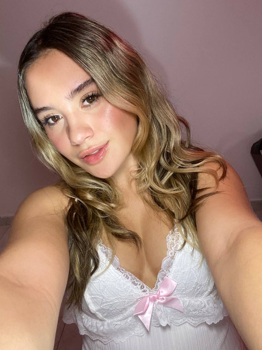 Sabriinasweeney's tweet photo. My fav pjs...are they your favorite? 😋 https://t.co/rpQkUP559t