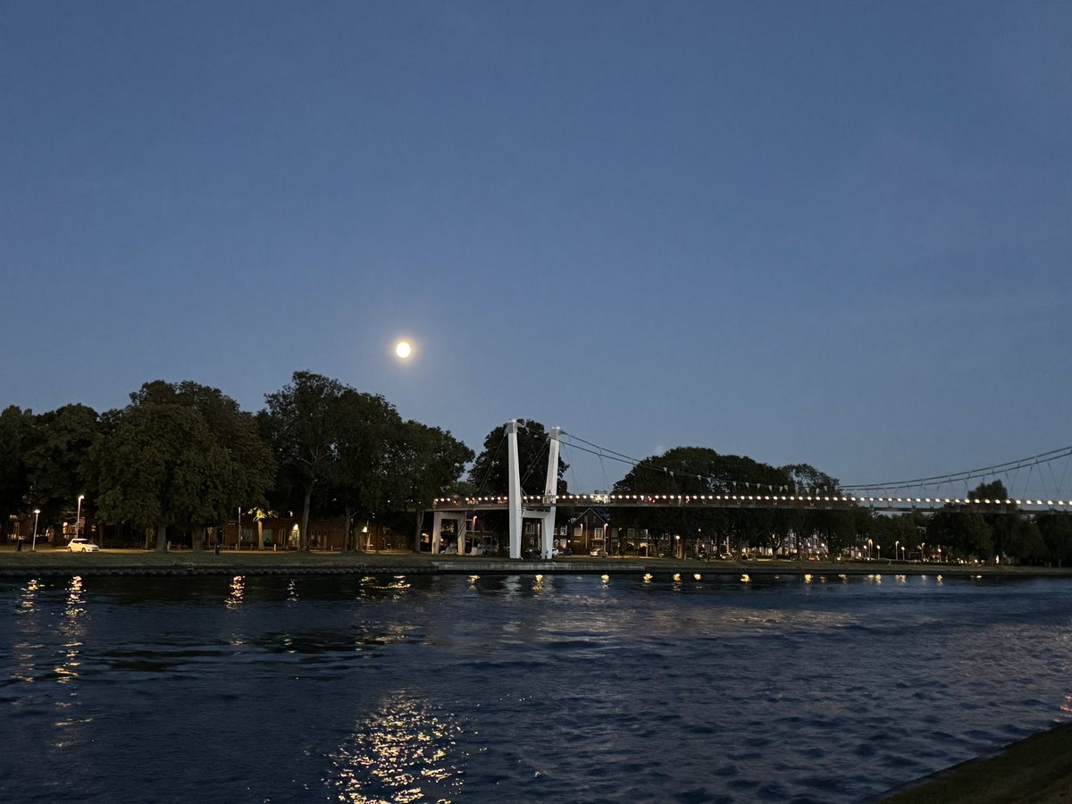 loopmaatjes's tweet image. Gisteravond nog een heerlijk 10km gelopen en prachtig met de maan 👌🏻🌖 As zondag bloedmaan… tijdens 10km nog een paar kms rond de 4:30 mins/km en tempo gaat weer omhoog 💪🏻 #NeverNotRunning #KeepOnRunning #running #hardlopen #loopmaatjes