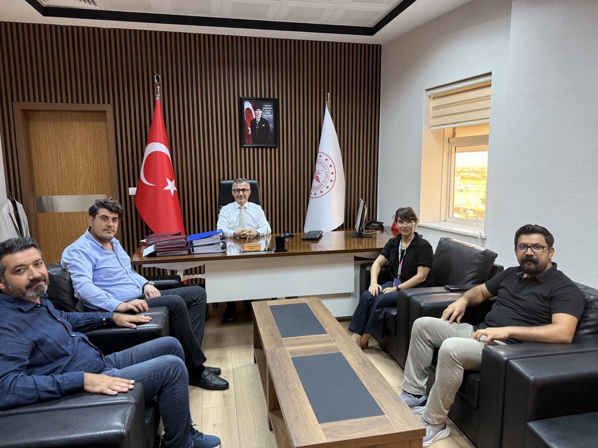 Şanlıurfa Tabip Odası olarak son günlerde Şanlıurfa Eğitim ve Araştırma Hastanesi (ŞEAH) ile ilgili odamıza iletilen, ayrıca basına ve sosyal medyaya yansıyan sorunlar üzerine, ŞEAH Başhekimi Dr. Murat Halitoğlu ile bir görüşme gerçekleştirilmiştir. 

2 saate yakın süren