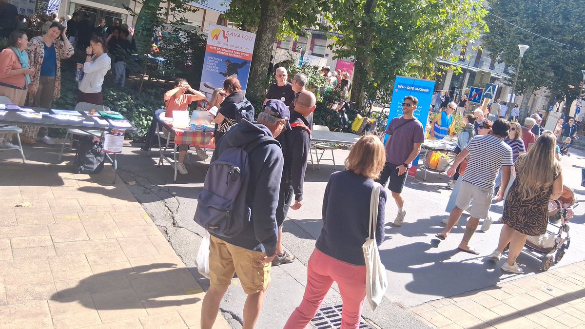 06/09 - Chambéry, la Fête des Assos a commencé. Cette Ville est un trésor : quasiment 2.000 regroupements de compétences, entraide, culture, sport, santé. Les nouveaux habitants disent souvent n'avoir jamais vu ça...