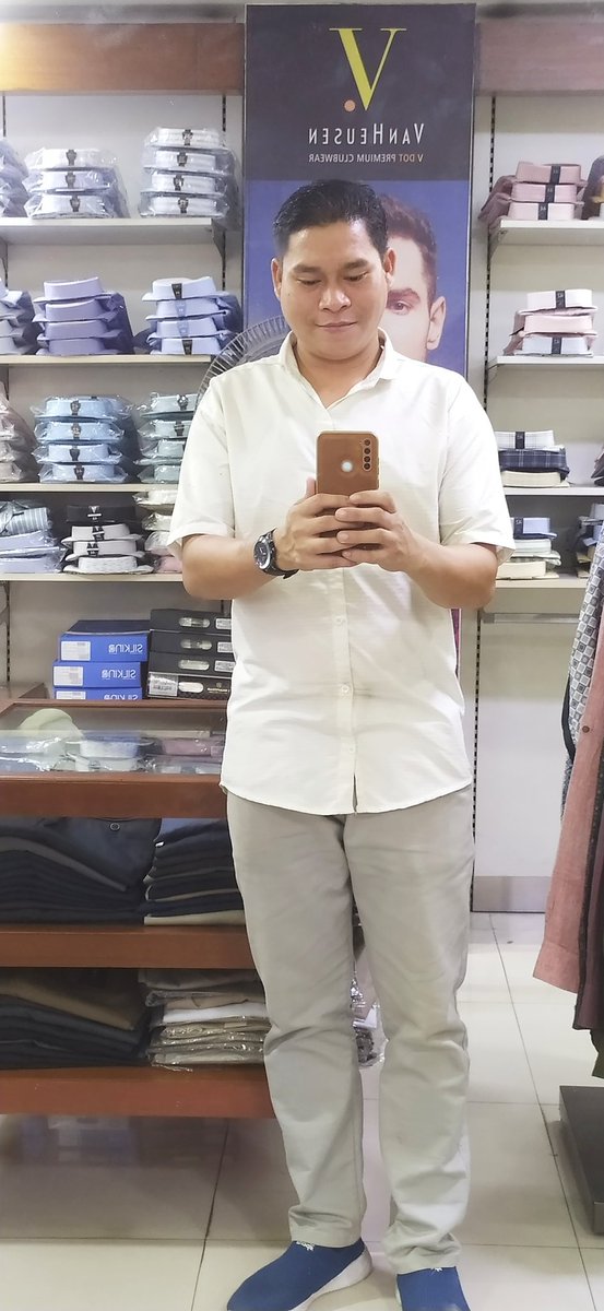 dharmajeetchak's tweet image. ➡️In previous years to few months ago I was works as a School Teacher at Primary level but now I became a salesman or salesperson at Fabric Shopping Store in Bangalore. Just started learning &amp;amp; take experience after few months will try to go higher level or Mall for better incomes