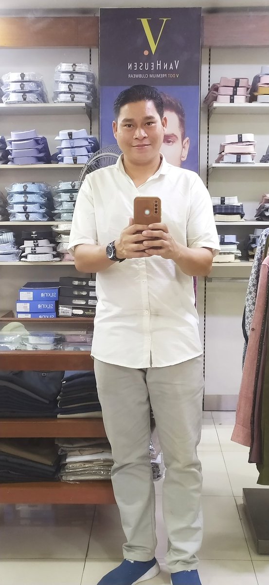 dharmajeetchak's tweet image. ➡️In previous years to few months ago I was works as a School Teacher at Primary level but now I became a salesman or salesperson at Fabric Shopping Store in Bangalore. Just started learning &amp;amp; take experience after few months will try to go higher level or Mall for better incomes