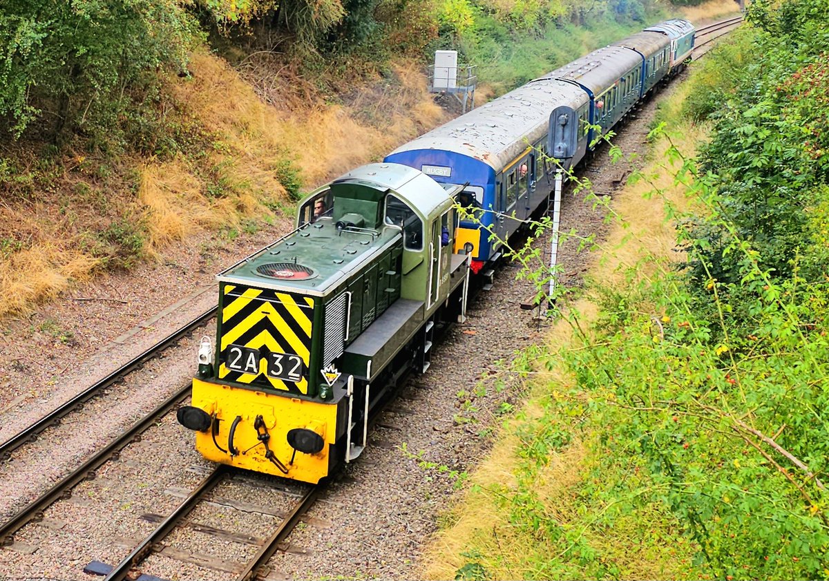 Harrod15S's tweet image. Teddy Bear D9551 at Rabbits Bridge this morning on the GCR for their autumn diesel gala 6/9/25
#class14 #trains #GreatCentralRailway