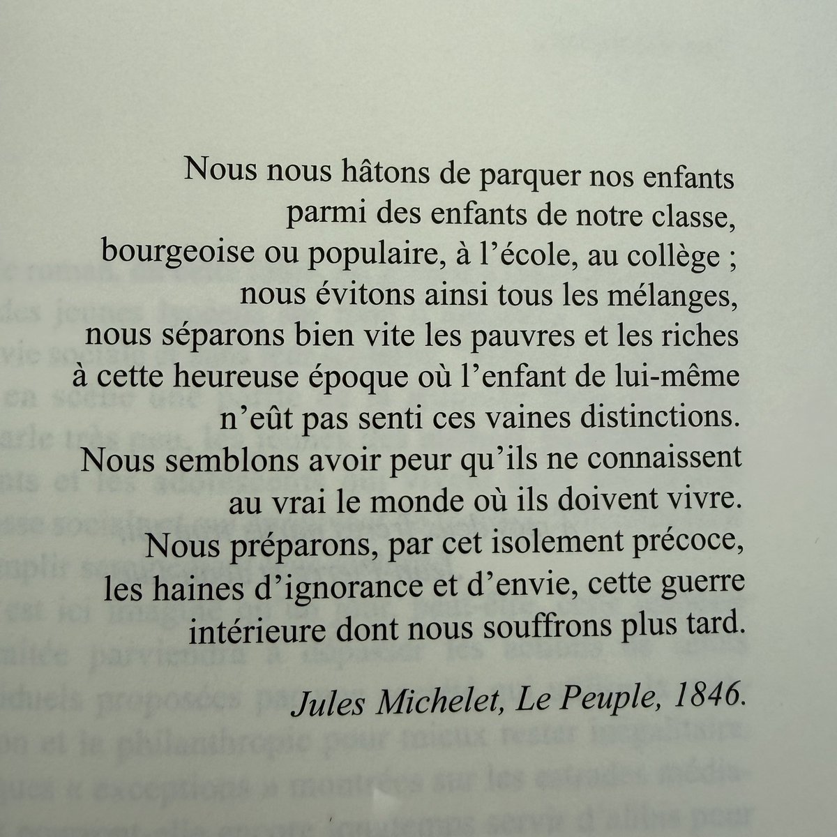 📚Frapper les pauvres de Jean-Paul Delahaye : un roman qui bouscule et questionne. À travers des récits concrets, il montre ce que signifie vivre la pauvreté en France aujourd’hui, et pourquoi l’école reste un levier essentiel d’émancipation.