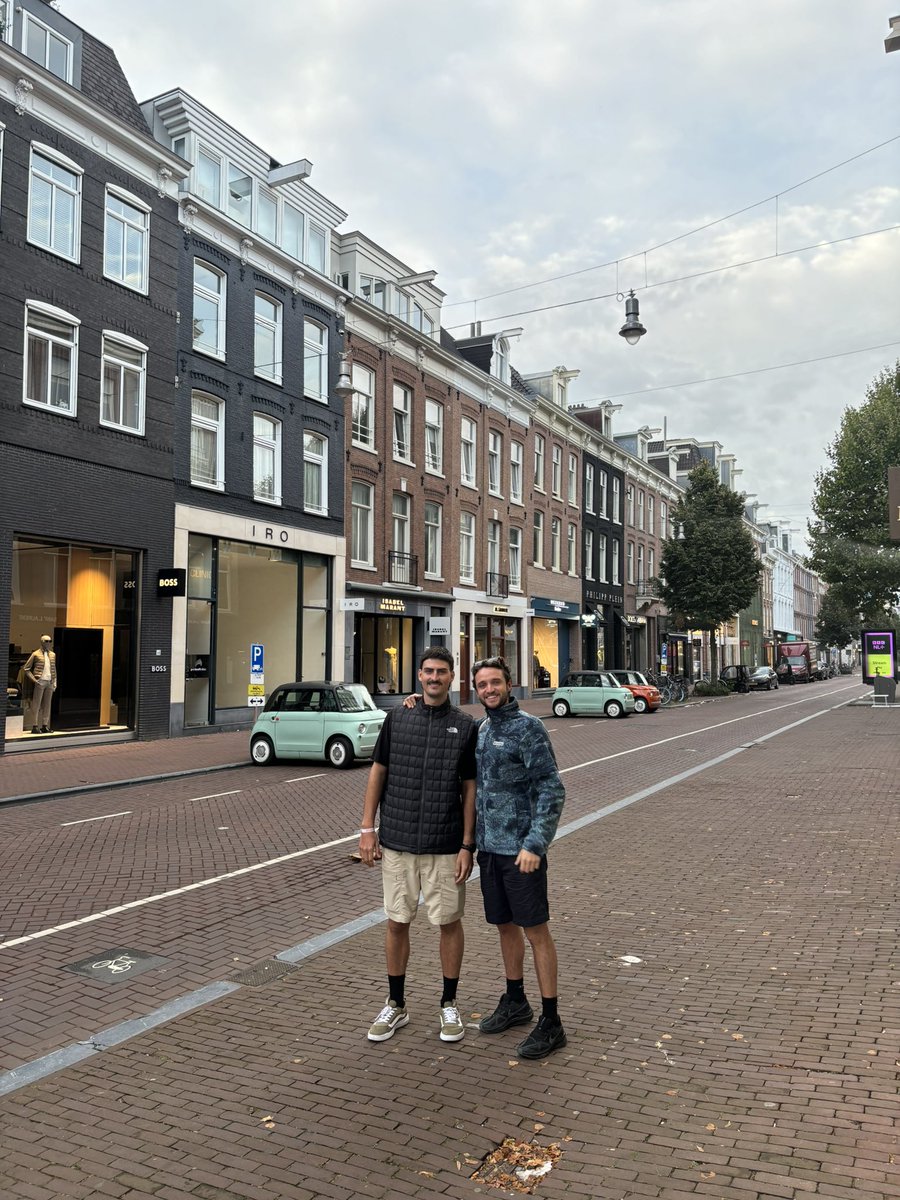 SimonRamosMe's tweet photo. Recapitulamos Amsterdam-París. 
Muy lindo Amsterdam pequeño, pintoresco pero obsceno y vulgar. París impone, ostenta tanto desde su arquitectura como su historia. “Voir París et mourir” https://t.co/s2JYeu0soN