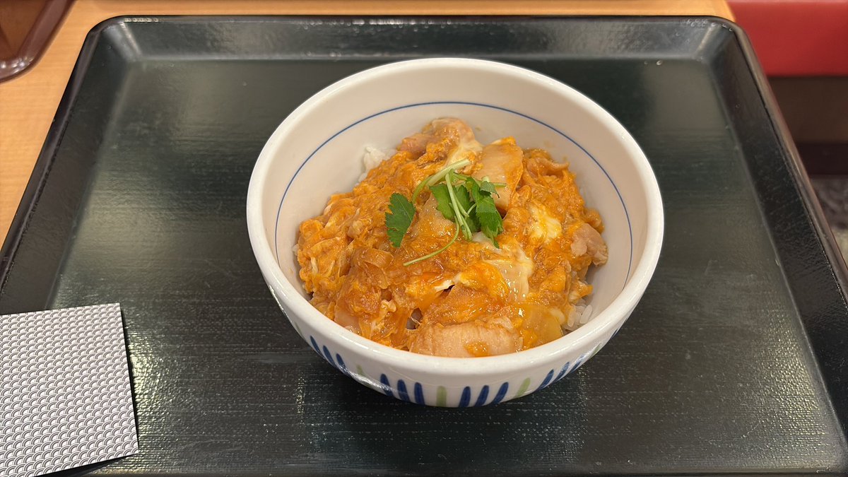 チムメンの横で食べる敗北飯かぁ…

並んで…勝って食べたかったなぁ…

なんなら…トリオメンツとも離れてるから、1人だけだし尚更…悲しいし悔しい…