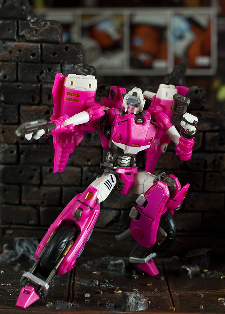 Witcherlet's tweet photo. @JAXORCIST2 Might be a bit of a stretch but the closest thing I ever found to IDW Arcee was PerfectEffect figure. It's quite old and might be hard to find but it's one of the more accurate and least sexualised Arcee figs out there. https://t.co/na8sWJm29I
