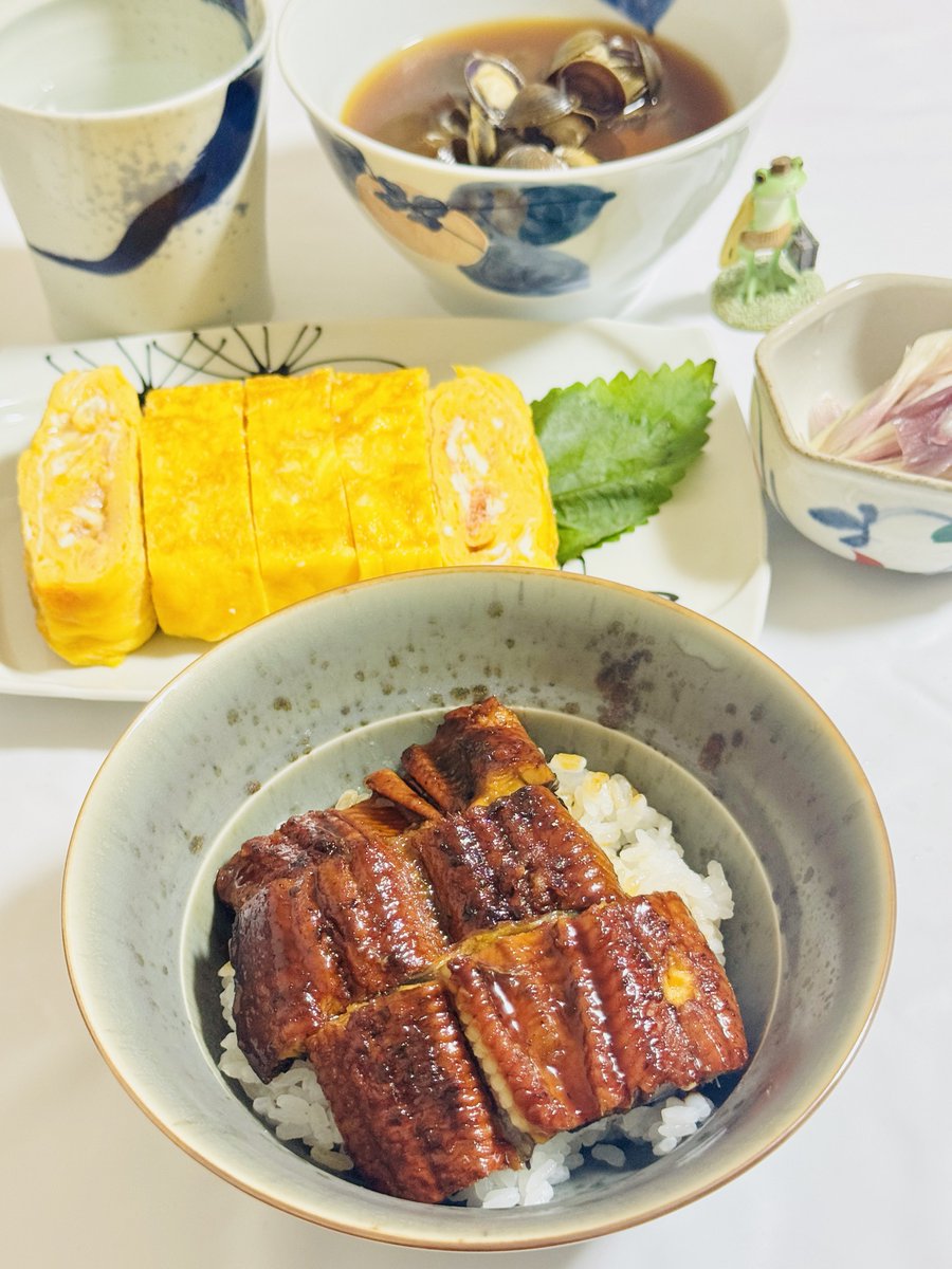 晩酌は〜😆👍✨

ローストビーフは明日よ➰🍖
🤣🤣🤣

🌿宮崎産鰻丼
🌿鰻巻じゃないただの玉子焼
🌿しじみチャンス赤出汁
🌿みょうな床漬

🏮🍶それではお先に失礼して
いっただきま〜す🙏