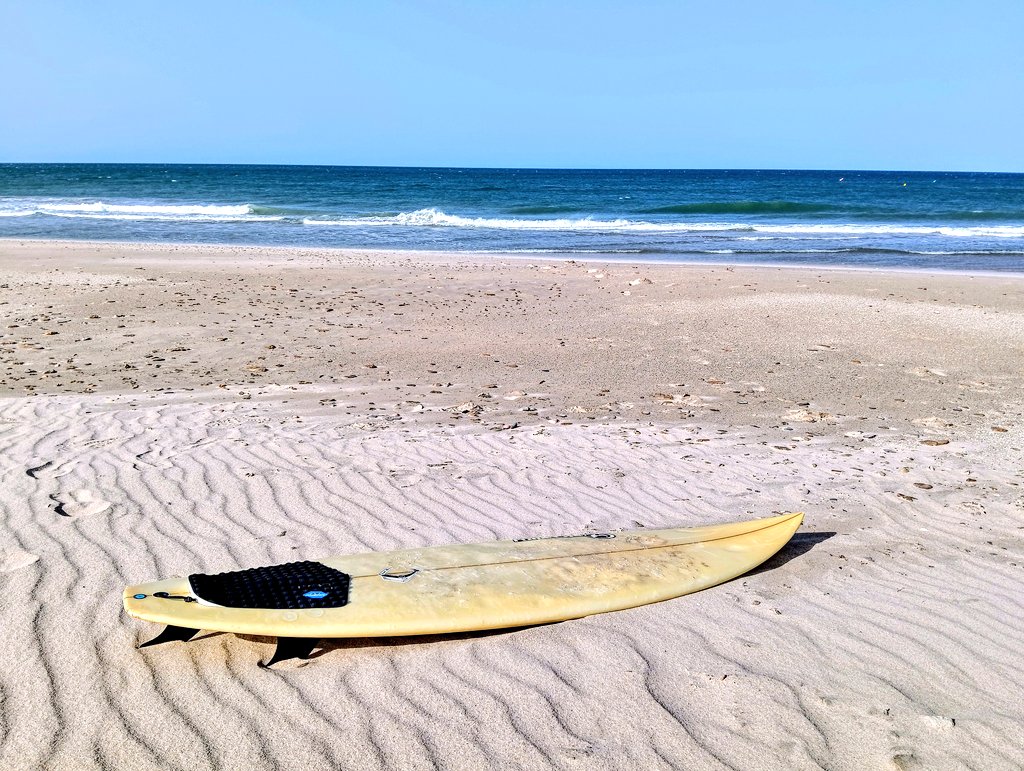 AntonioBouza's tweet image. Hace un par de horas me crucé en la playa con esta tablita de surf cerca de la orilla. 
🌊
#Camposoto 
#SanFernando
👇🏾