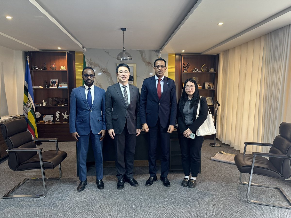 Somali Embassy-Kenya🇸🇴 (@somaliainkenya) on Twitter photo Mr. Zhang Zhizhong, Chargé d’Affaires at the Embassy of the People’s Republic of China in Nairobi, paid a courtesy call on Somali Ambassador H.E. Jabril Ibrahim Abdulle <a href="/Ijabril/">Jabril Ibrahim Abdulle</a>. The two sides discussed the existing warm and cordial bilateral relations between #Somalia and #China Mr. Zhang Zhizhong, Chargé d’Affaires at the Embassy of the People’s Republic of China in Nairobi, paid a courtesy call on Somali Ambassador H.E. Jabril Ibrahim Abdulle <a href="/Ijabril/">Jabril Ibrahim Abdulle</a>. The two sides discussed the existing warm and cordial bilateral relations between #Somalia and #China