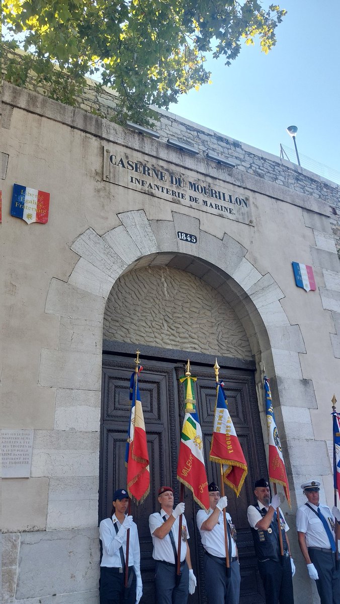 🇫🇷 Commémoration ce matin, devant la porte de la Caserne de l’Infanterie de Marine au Mourillon, tout près du boulevard pourtant son nom, de l'héroïque bataille de Bazeilles.
Notre ville de #Toulon a toujours été très attachée à "La Coloniale" et ses cœurs de matelot ou de soldat