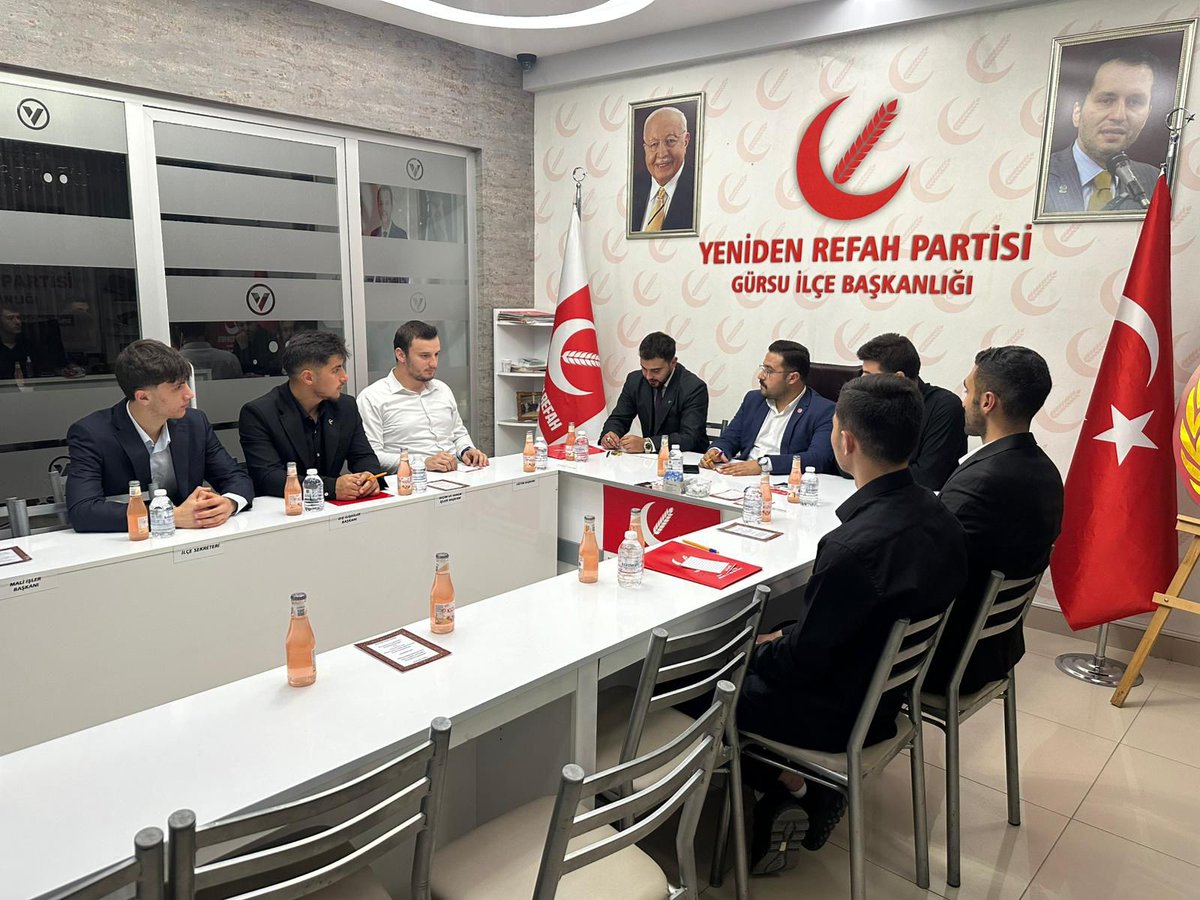 İl Gençlik Kolları olarak, İl Başkanımız Ramazan BAYLAN Bey’in öncülüğünde Gürsu Gençlik Kollarımızın toplantısına katılım sağladık. Teşkilatımıza yeni katılan genç kardeşlerimize ‘hoş geldiniz’ diyor, dava yolunda üstlendikleri görevlerde üstün başarılar diliyoruz.