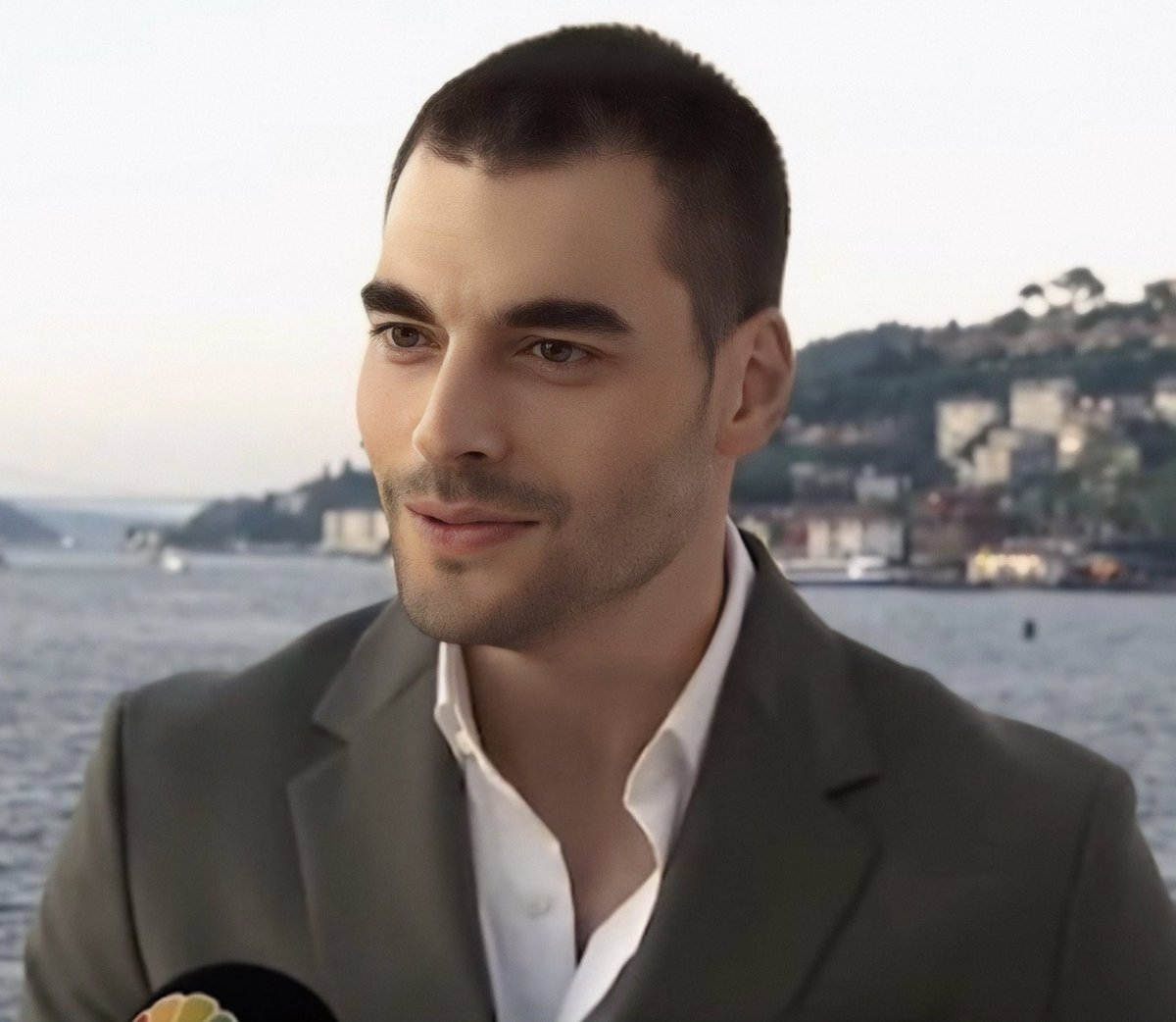 This means “Hoş geldin Veliaht” 🫰🏻🫠
He can do both, guys ❤️‍🔥
#AkınAkınözü #Veliaht