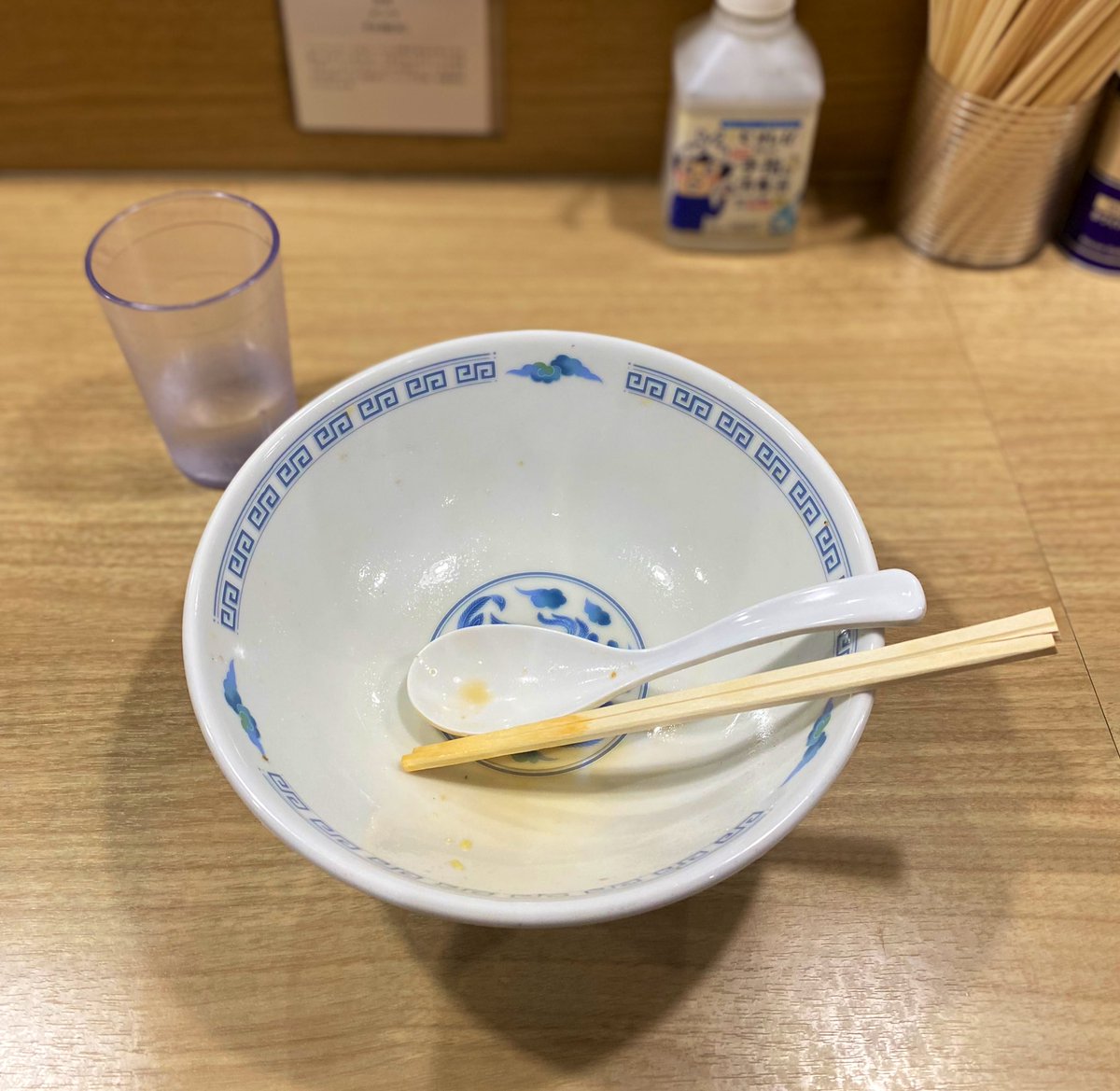 _9973671532412's tweet photo. 今日は40歳の節目なので特別なものを食べたい。
第三ラーメンは東中野の覆めん花木で冷やしラーメン。
冷やされたバツバツの麺に節の効いたスープがさいくぅぅう！
覆麺がんこ関連三店舗を、つけ麺、ラーメン、冷やしラーメンの三段活用をするといい歳を迎えられると言われています。やったね！ https://t.co/sczvXolYyB