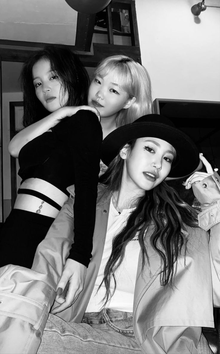 axeroje's tweet image. ㅤ
ㅤㅤ🩵【 #WE4EVER 】

𝅘𝅥𝅯 I've been thinking a lot lately about a word we often hear but actually has a profound meaning: family. Honestly, joining the #REMNANTS compilation album with the song "Family" felt like destiny. What does family mean to you?
ㅤ