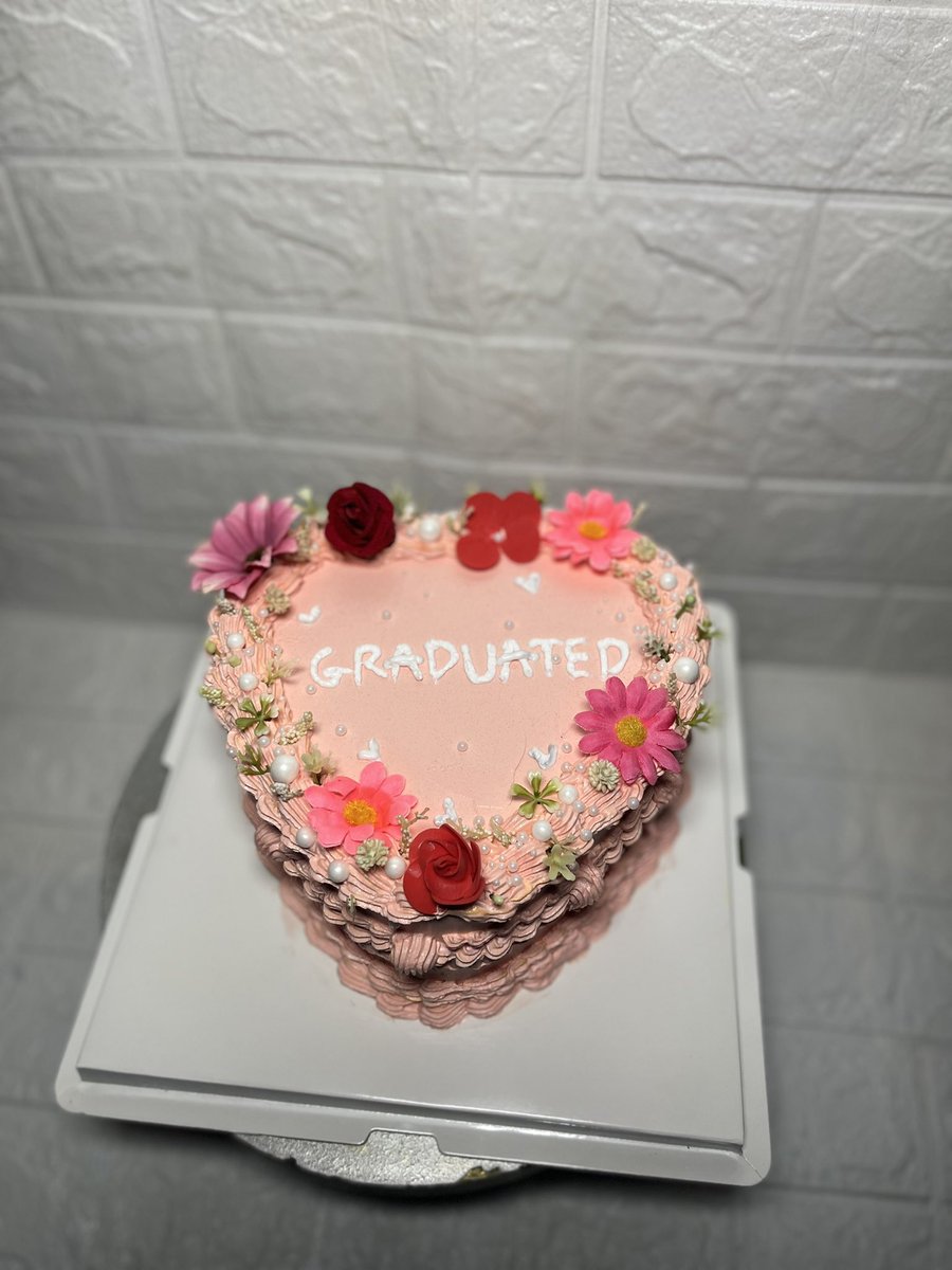 Midelle_CakesnT's tweet photo. Vintage cakes they say make a statement. My client wanted a cake that’ll make a statement and we delivered 🥰 https://t.co/IioWcOLk1q