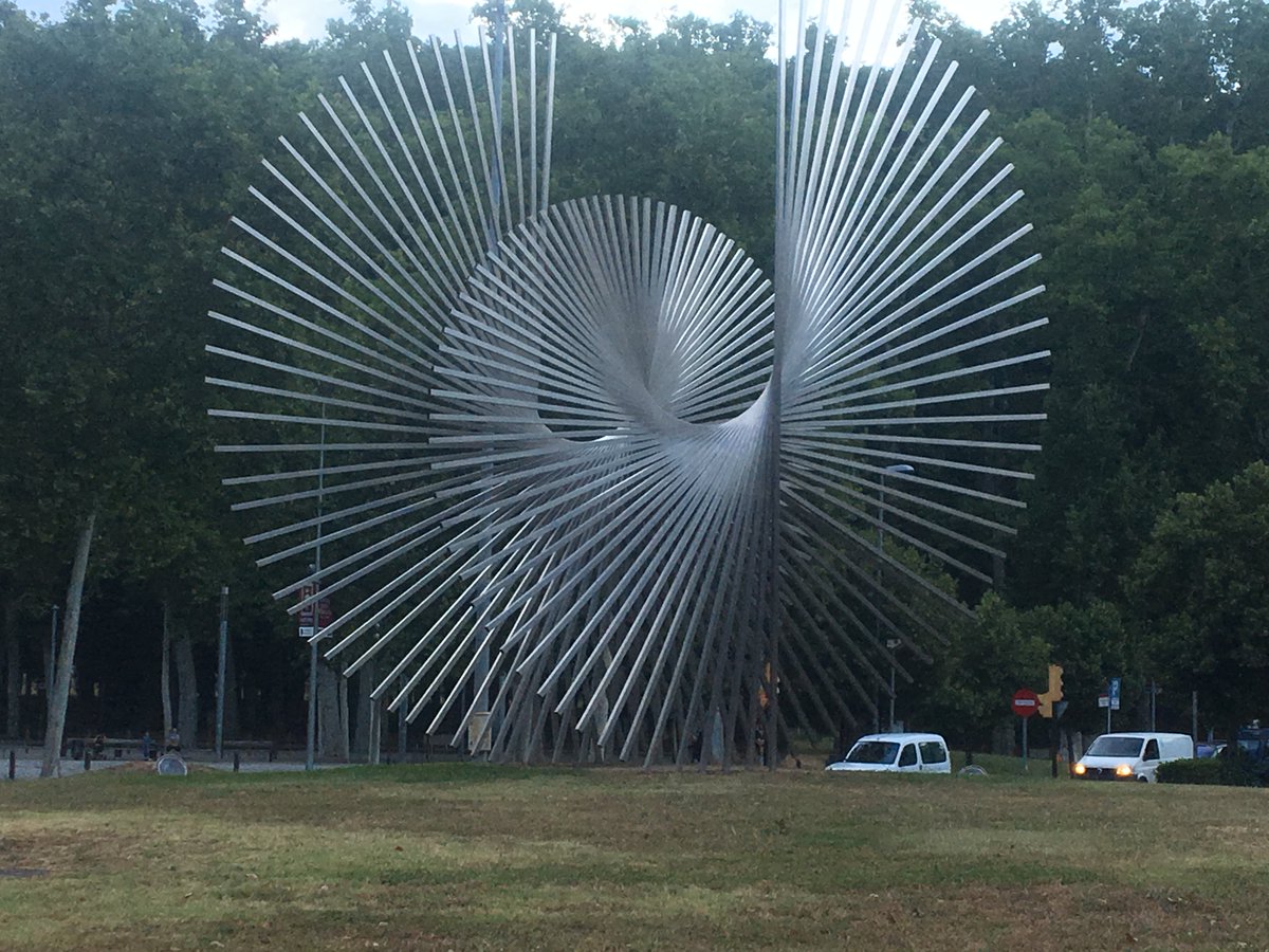 JMSepulcre's tweet photo. En #Girona, esta hermosa superficie reglada se visualiza de distinta forma dependiendo del punto de mira. Debido a su forma, es capaz de desprender diferente luz según el momento del día. #GeometríaMás info sobre las obras de Andreu Alfaro en: https://t.co/SEeAw7A8wP https://t.co/sJGGzFSuV0