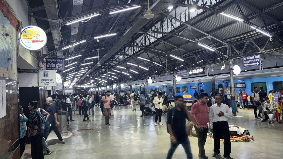 PET परीक्षा के दृष्टिगत कानपुर सेंट्रल के समस्त परिचालन, वाणिज्य, टिकट चेकिंग, grp और rpf स्टाफ पूरी कर्मठता और चौकसी से परीक्षार्थियों को स्पेशल ट्रेन के माध्यम से उनके गंतव्य को भेज रहे हैं।
<a href="/CPRONCR/">North Central Railway</a>