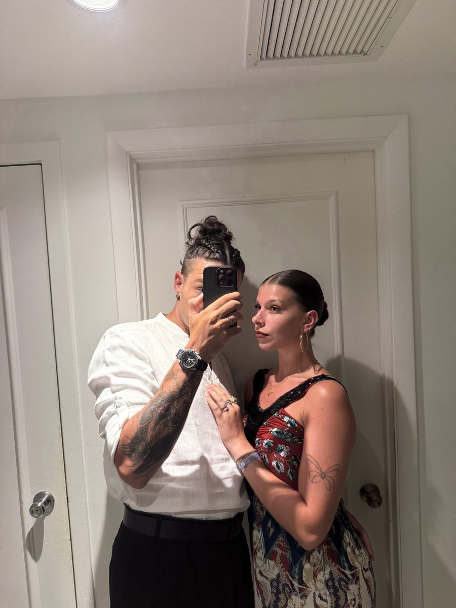 callmepoffy's tweet photo. 4 mirror selfie di me e mio marito tutti impennacchiati a Turks and Caicos https://t.co/CMudU9ZvnV