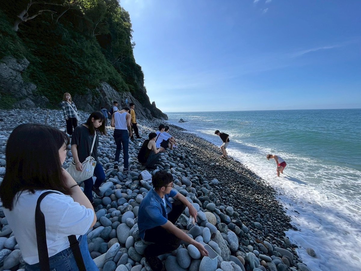 親不知子不知観光🌊🪨
かつて岩が聳え立っていた側に道が通され、その道まで波がきていたという😳
やがて鉄道トンネルが通され、汽車が行き来した後には自動車道も通され、今では景勝地に
親不知トンネルにて即興肝試しをやり、浜辺で一休み👻