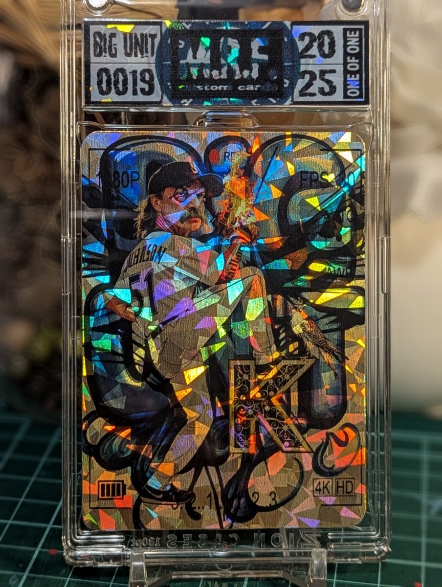 so hard to capture on camera.
it might be TOO bling bling :))

#cardart is king in #thehobby