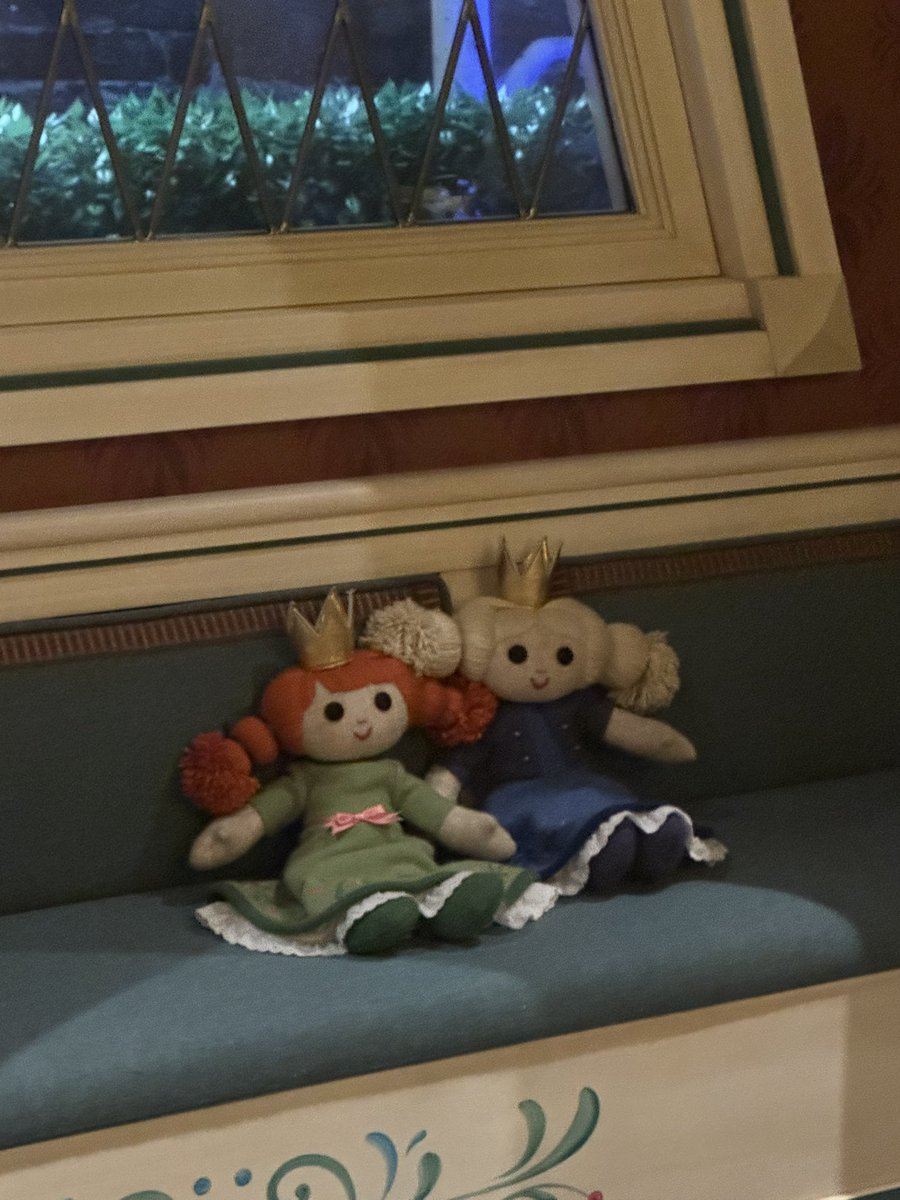 先週いったディズニーシー、はじめはいってからソアリンを課金してすぐアナ雪にいきましたが2時間ぐらい並んで中止になり「これは、まさに、夢の国じゃなくて地獄の国やな」って笑ってたんですが出る時にパスもらったんで夢の国になりました笑笑