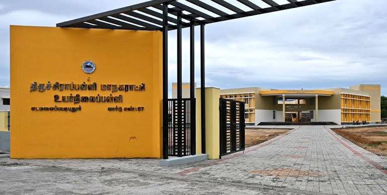 vickytalkz's tweet image. Government school in Tamilnadu,India. Sorry, we are not the same. #Tamilnadu