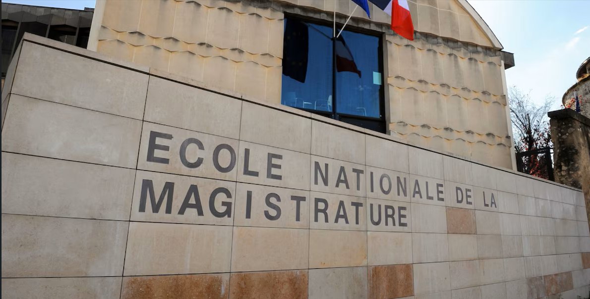 Bordeaux (33) : le voile interdit à l’École de la magistrature après que des élèves s’y sont présentés voilés, certains ayant même voulu poser avec Darmanin dans cette tenue
 fdesouche.com/2025/09/06/bor…