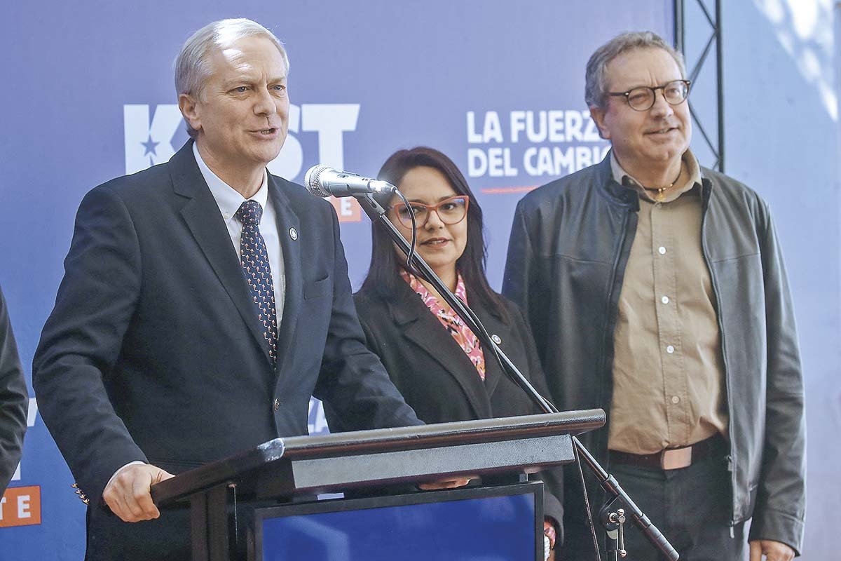 El gran argumento para rechazar el mamarracho, fue que todas las cotizaciones debían ir a la cuenta individual de las personas. 

Con la reforma JARA - MATTHEI no se cumple, es un préstamo obligado que hacemos al ESTADO y que NUNCA se devolverá. 

Voto <a href="/joseantoniokast/">José Antonio Kast Rist 👍🇨🇱</a> 🇨🇱🇨🇱🇨🇱