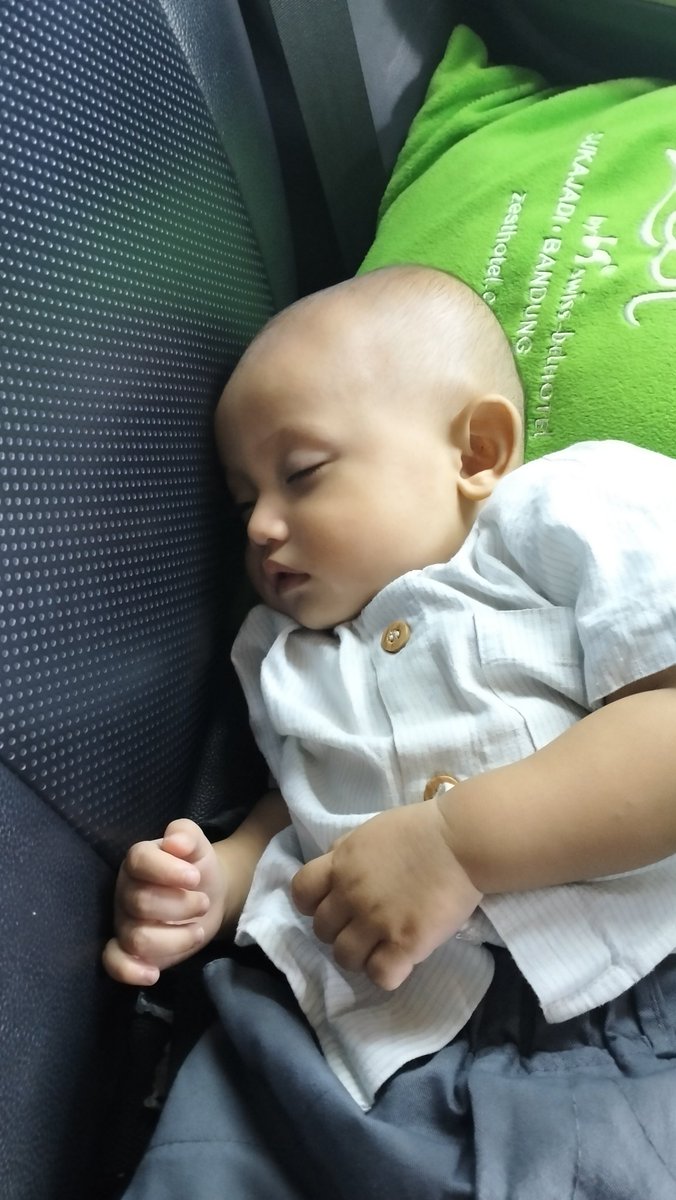 larasdwis's tweet photo. Inilah alasan males dateng kondangan. Bukannya gamau, tapi ini jam makan +tidurnya anak2. Jadinya sampe lokasi malah pada tidur, berakhir bapaknya doang yang salam2an, w udah dangdang juga percuma kaga turun 🥲 https://t.co/24VIXuuOup