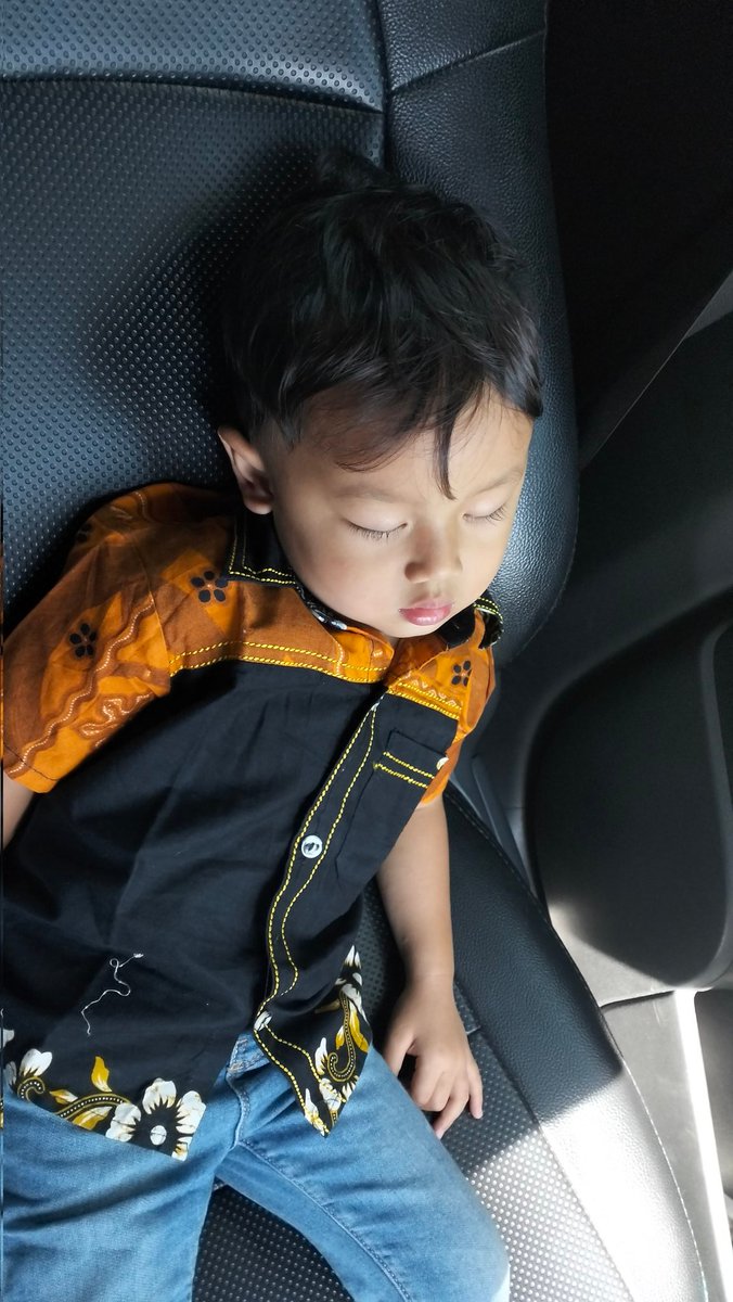 larasdwis's tweet photo. Inilah alasan males dateng kondangan. Bukannya gamau, tapi ini jam makan +tidurnya anak2. Jadinya sampe lokasi malah pada tidur, berakhir bapaknya doang yang salam2an, w udah dangdang juga percuma kaga turun 🥲 https://t.co/24VIXuuOup