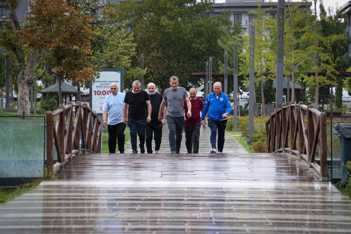 Yağmurda yürümeyi fena hâlde özlemişiz.

Sayımız biraz az ama kalan sağlar bizimdir:)

📍Zeytinburnu Millet Bahçesi
