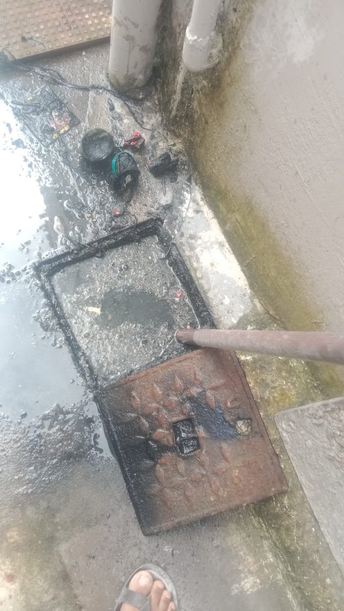 arai_1983's tweet photo. @dmgbnagar @noida_authority @CeoNoida @noida 2/2 This is leading to residents not being able to use their respective toilets in the entire row because of sewage choking. Requesting @noida_authority to kindly resolve this urgent situation in front of C-47, Sector-100, Noida (UP). https://t.co/6d31XdIN5T