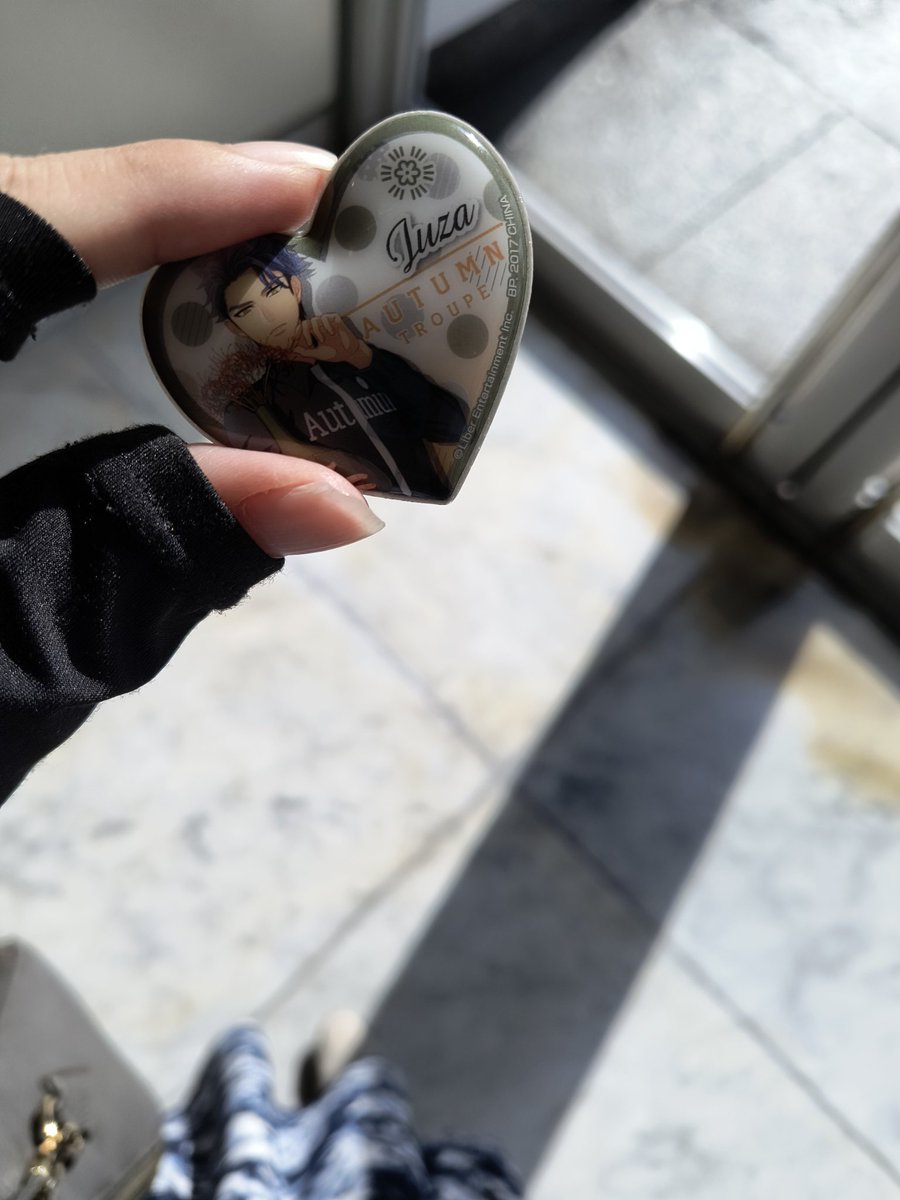 WinterParty。落とし物拾ったのでスタッフさんに預けました〜
16列19番あたりで拾ったたんですけど、留め具が開いてたから、移動中に取れたのかな……
持ち主さんに戻りますように〜