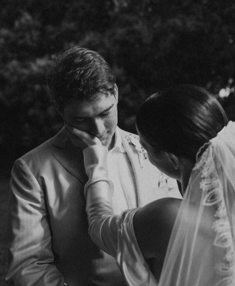 “Bir kızımız olana kadar,bir kızımız olana ve onu gelinlikle görene kadar, sen gördüğüm en güzel gelinsin.
Hatta kızımız bile bu dünya üzerindeki ikinci en güzel gelin olacak. Öyle güzelsin.”
#ihtilal