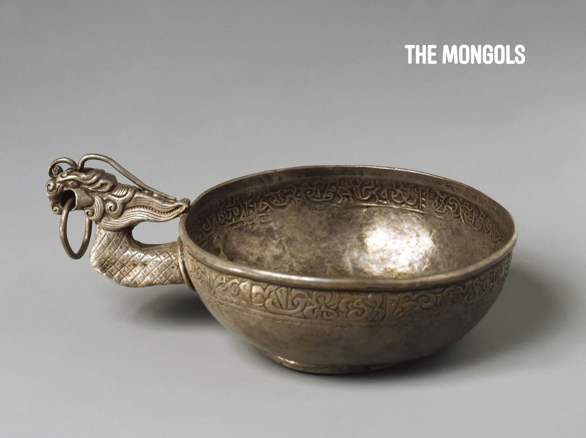 Монголчууд эртнээс аягаа биедээ авч явдаг байсан. Ямар нэгэн хортой идээ ундаанаас сэргийлж өөрийн аягаа хэрэглэдэг. Нөгөө талаар өөрийн аяганаас сархад идээ ундаа өргөх нь нөгөө хүндээ хүндэтгэл төрүүлнэ. Энэ бол луу толгойтой аяга байна.
Алтан ордны улс 14-р зуун Эрмитаж музей.