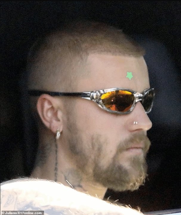 onvoitout's tweet photo. Très différent ! Justin Bieber apparaît avec un nouveau look, après la sortie de son huitième album. https://t.co/rPLUZ1KI2D
